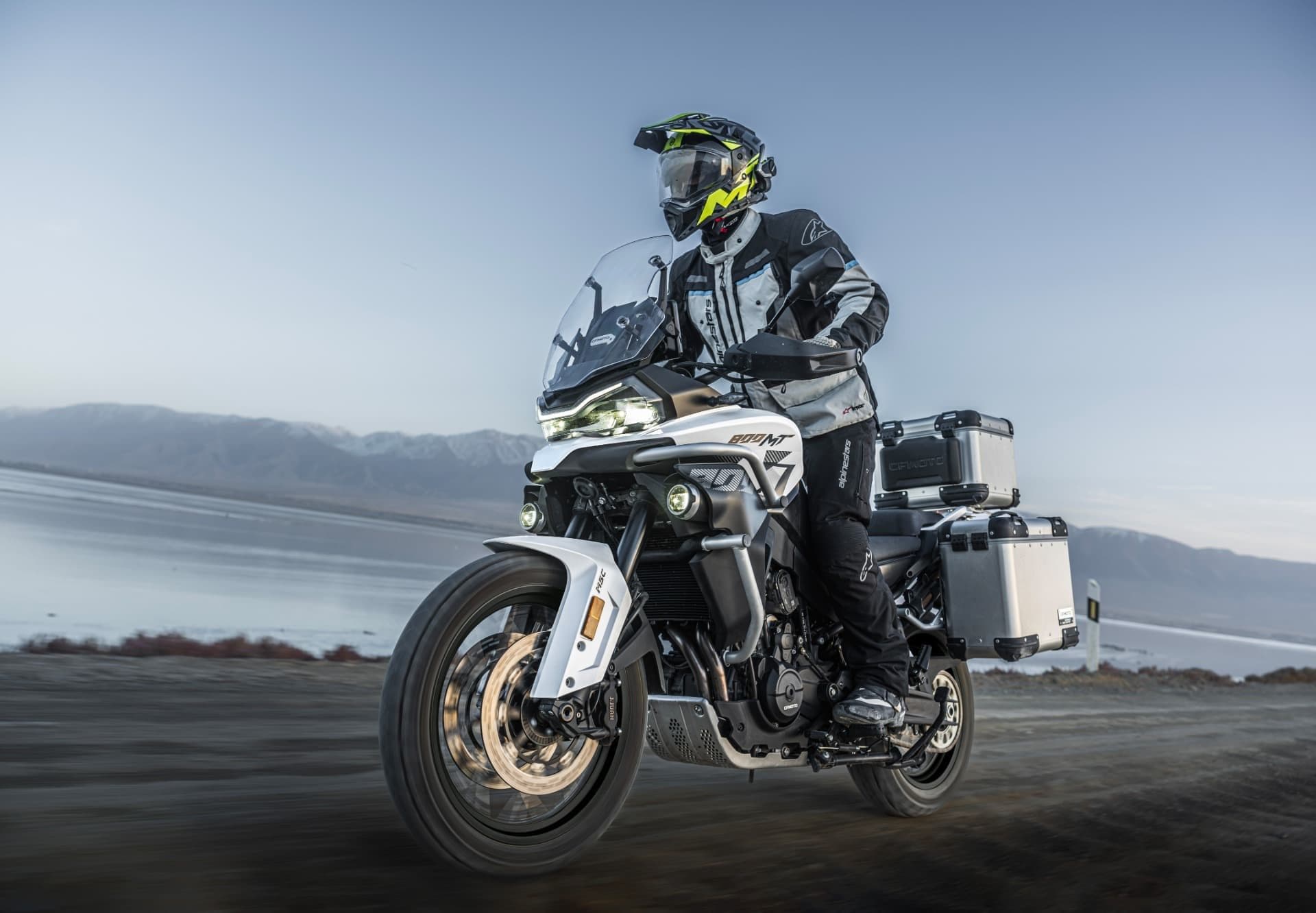 前后双电子减震，全域精准适配