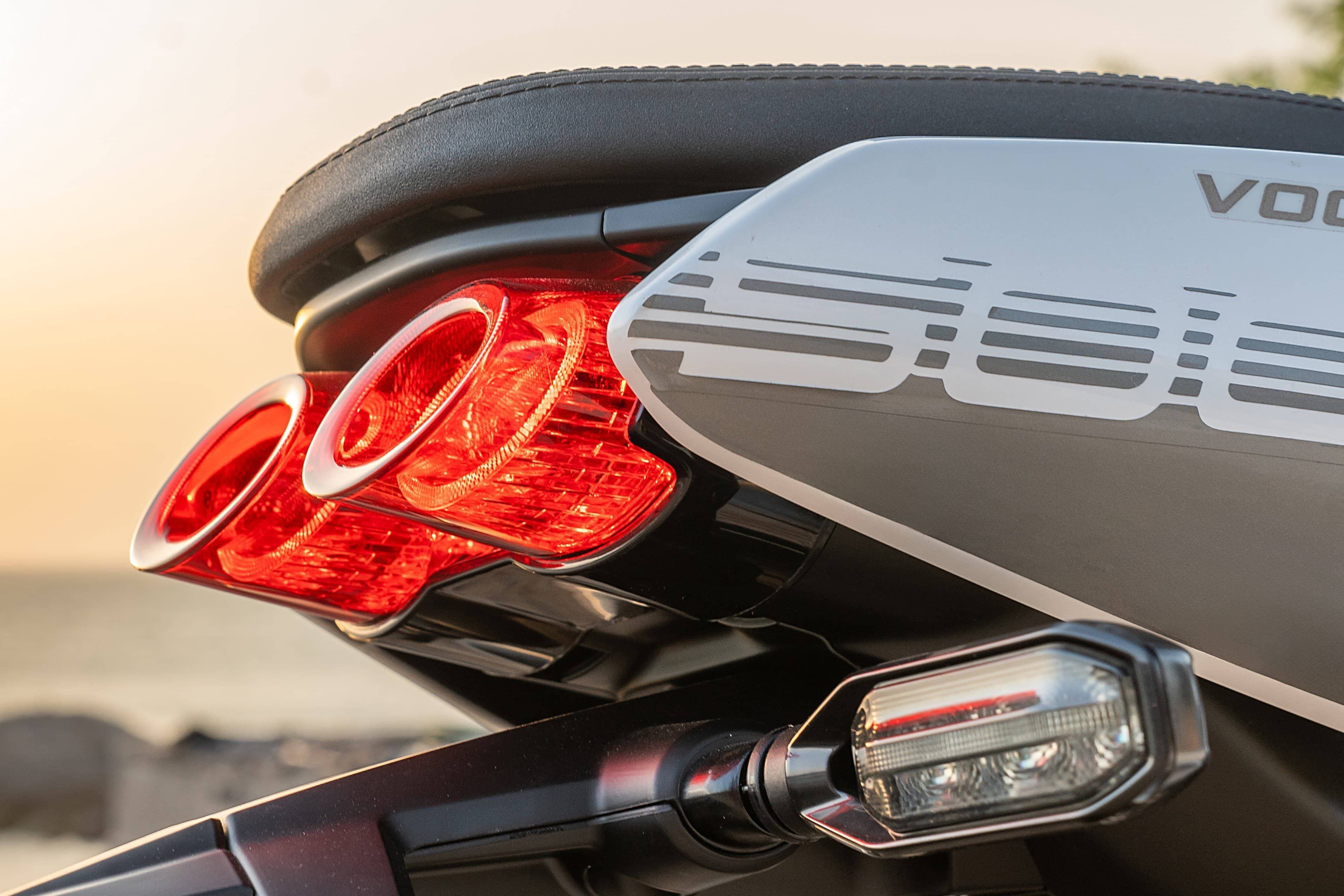 双OO尾灯，引起路人侧目