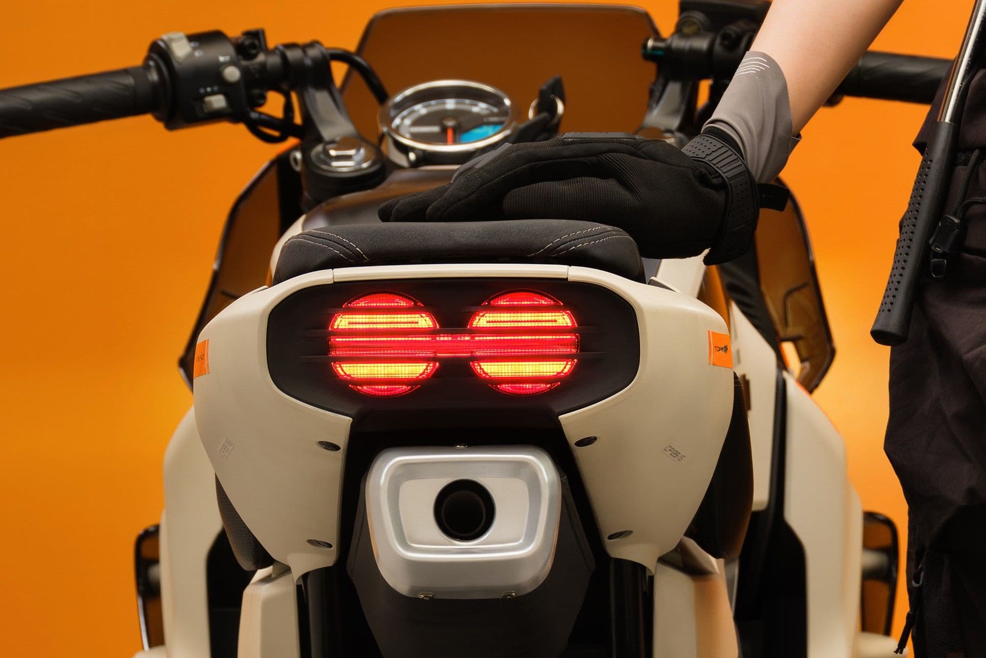 狒星人尾灯，嘲讽值max